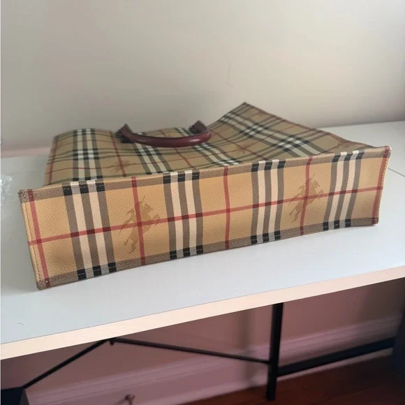 Burberry Tote Preowned In Great condition - Picture 9 of 9